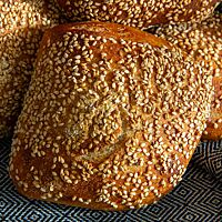 Die Joghurt-Sesam-Brötchen sind goldbraun ausgebacken und mit Sesam bestreut