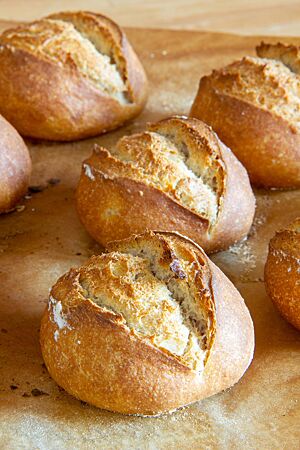 Die splittrige Kruste der Leinöl-Joghurt-Brötchen ist rustikal aufgerissen.