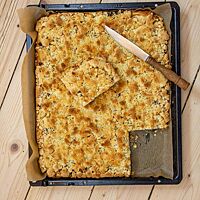 Der Neidarfer Äppelkung liegt goldgelb ausgebacken auf einem Blech.