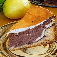 Im Anschnitt der Schoko-Quarktorte kommt die saftige, schokoladige Quarkcreme auf dem feinporigen Hefeteigboden zum Vorschein.