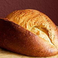 Die länglich geformte und goldbraun ausgebackene Gâche Vendéenne ist der Länge nach mittig eingeschnitten und dort während des Backens unsymmetrisch weit aufgerissen.