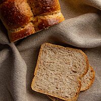 Die feinporige, elastische Krume des Toastbrotes ist umgeben von der dünnen, knusprigen Kruste.
