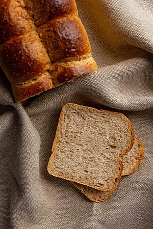 Die feinporige, elastische Krume des Toastbrotes ist umgeben von der dünnen, knusprigen Kruste.