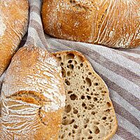 Der Hefewasser-Dinkelhinkel zeigt aufgeschnitten die gleichmäßige Porung seiner Krume.