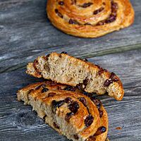 Ein Pain aux raisins im Querschnitt zeigt die blättrige, kleinporige Krumenstruktur.
