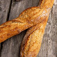 Die kräftig ausgebackenen Dinkelbaguettes zeigen den typisch rustikalen Ausbund.