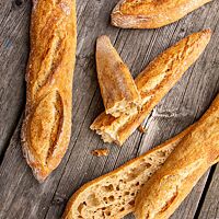 Im Anschnitt wird die ungleichmäßig grobporige Krume der Dinkelbaguettes sichtbar.