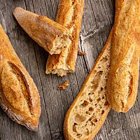 Die goldgelbe Krume der Dinkelbaguettes ist umgeben von der knusprig ausgebackenen Kruste.