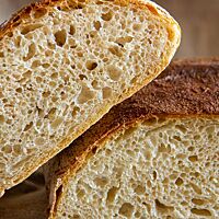Im Anschnitt zeigt das Pane di Genzano in der Hefeteigvariante seine lockere, elastische Krume.