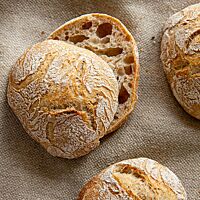 Die Brötchen mit Roggenschrot haben eine goldgelb ausgebackene, knusprige Kruste.