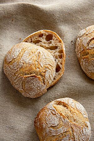 Die Brötchen mit Roggenschrot haben eine goldgelb ausgebackene, knusprige Kruste.