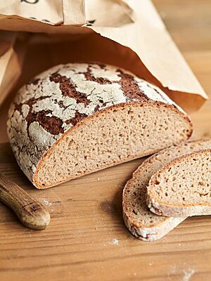 Das Siegerländer Schwarzbrot hat eine stark bemehlte, von feinen Rissen durchzogene Kruste und eine kleinporige, lockere Krume.