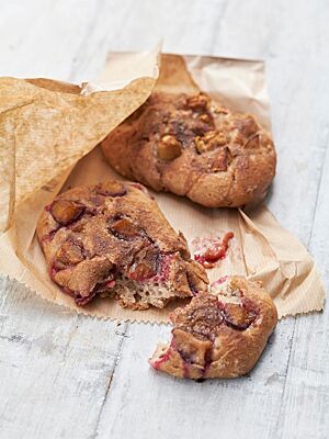 Die eckigen Apfel- und Zwetschgenstücke liegen hellbraun ausgebacken in einer aufgerissenen Papiertüte.