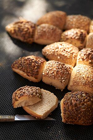 Mehrere eckige, aneinandergebackene Brötchen bilden eine Skyline aus Hochhäusern.