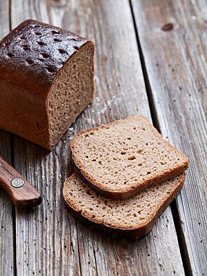 Das Bauernbrot als Kastenbrot zeigt angeschnitten seine lockere, elastische Krume und die glänzende, gestippte Kruste.