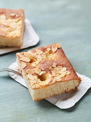 Der Butterkuchen ist goldbraun ausgebacken und mit gehobelten Mandeln bestreut.