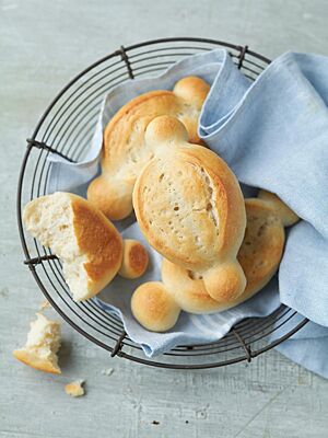 Die kleinen kugeligen Enden an beiden Seiten des goldgelb ausgebackenen Spitzwecks erinnern an ein eingewickeltes Bonbon.