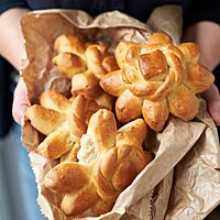 Die traditionell als Stern mit acht Zacken geformten Mutscheln sind goldgeld ausgebacken.