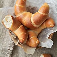 Die goldbraun ausgebackenen Hörnchen haben eine weiche, elastische Krume.