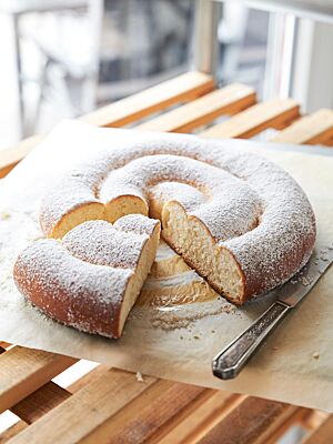 Der als Schnecke aufgerollte Worschdkuchen zeigt angeschnitten die leicht gelbliche, lockere Krume.