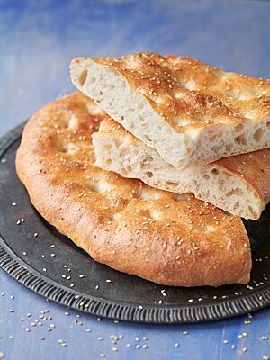 Im Anschnitt zeigt das Döner-Fladenbrot seine wattige, luftige Krume unter der glänzenden, goldgelb ausgebackenen Kruste.