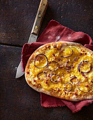 Dinnete klassisch belegt mit Schmand, Speck, Zwiebeln gekochten Kartoffeln.