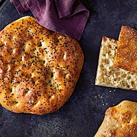 Das mit Sesam bestreute Fladenbrot hat eine luftig-lockere Krume.