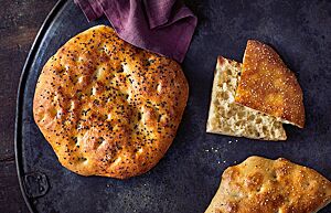 Das mit Sesam bestreute Fladenbrot hat eine luftig-lockere Krume.