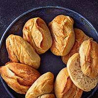 Die knusprig ausgebackenen Fettsemmeln mit luftig-lockerer und saftiger Krume liegen in einer Schale.