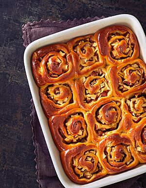Die köstlich-saftigen Schnecken, hier beispielhaft mit einer Apfel-Zimt-Füllung, sind goldbraun ausgebacken.