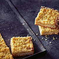 Der Kuchen hat einen saftigen Apfel-Zimt-Belag mit einer abschließenden Streuselschicht.