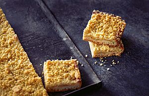 Der Kuchen hat einen saftigen Apfel-Zimt-Belag mit einer abschließenden Streuselschicht.