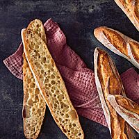 Die Baguette haben eine krosse Kruste und eine grobporige, elastische Krume.