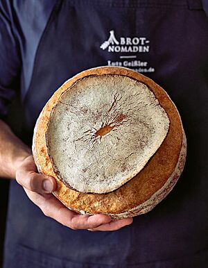 Die zum Teil abgelöste Kruste ist besonders kräftig und voller Aromen.