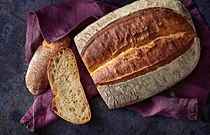 Die Scheiben vom Gedrückten Brot zeigen die lockere und elastische Krume.