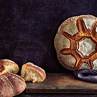 Das Kronenbrot, an der Wand lehnend, und das Blumenbrot, liegend, sind mit ihren besonderen Oberflächen echte Hingucker.