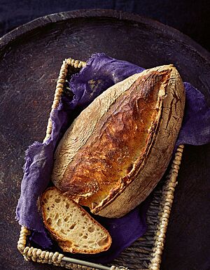 Der längliche, spitz zulaufende Bâtard hat eine lockere, elastische Krume.