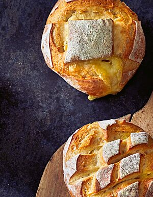 Zwei Camembert-Brote wurden quadratisch bzw. rautenförmig eingeschnitten.