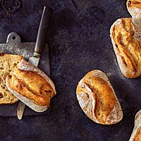 Die goldbraun ausgebackenen Brötchen mit bemehlter Kruste haben durch den Müsli-Anteil eine schöne, saftige Krume.