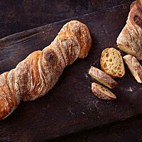 Das Wurzelbrot hat eine rustikale, aromatische Kruste.