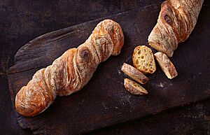 Das Wurzelbrot hat eine rustikale, aromatische Kruste.