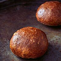 Die Brotlaibe haben eine glatte und glänzende Oberfläche.
