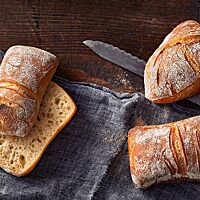 Die Brötchenecken im Anschnitt zeigen die luftig, lockere Krume.