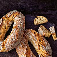 Im Anschnitt werden sowohl die Oliven als auch die saftige, lockere Krume sichtbar.