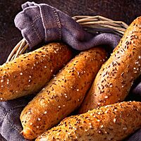Mit Kümmel und grobem Salz bestreute Seelen liegen in einem Brotkorb.
