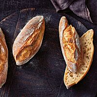 Die Baguettebrötchen haben eine krosse Kruste und luftig-lockere Krume.