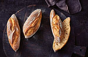 Die Baguettebrötchen haben eine krosse Kruste und luftig-lockere Krume.