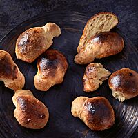 Die dunkelbraun ausgebackenen Knauzen zeigen im Anschnitt die lockere Krume.