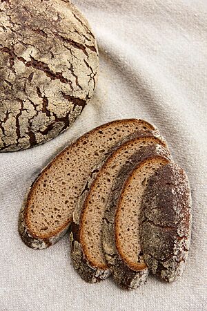 Das Roggenbrot hat eine kleinporige Krume und eine kräftig ausgebackene Kruste, die von Rissen durchzogen ist.