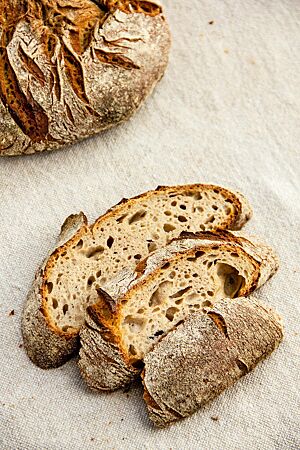 Die Krume des saftigen Dinkelkartoffelbrotes hat eine mittlere, ungleichmäßige Porung und eine kräftige, rustikale Kruste.